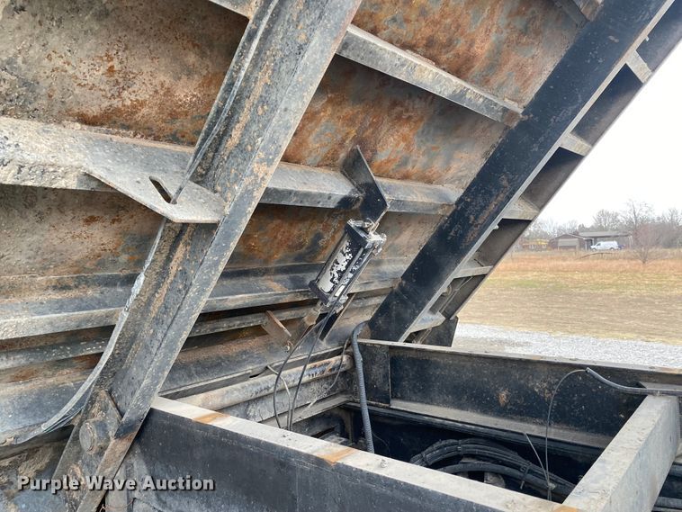 image for item JN9124 2006 Peterbilt 335  dump truck