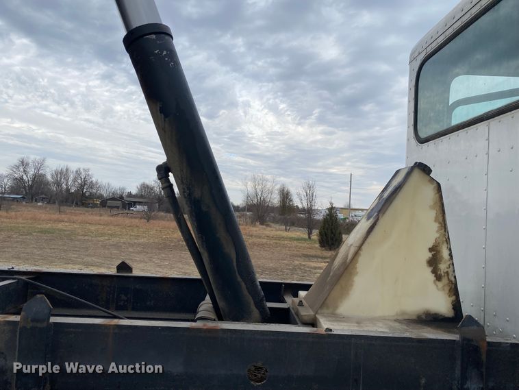 image for item JN9124 2006 Peterbilt 335  dump truck