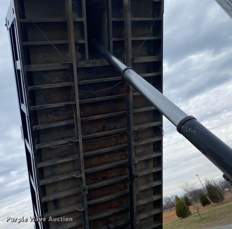 image for item JN9124 2006 Peterbilt 335  dump truck