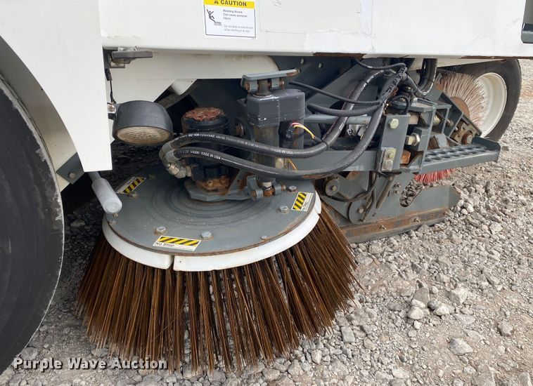 image for item JN9125 2006 Elgin Pelican  street sweeper