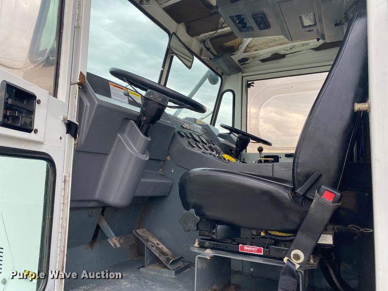 image for item JN9125 2006 Elgin Pelican  street sweeper