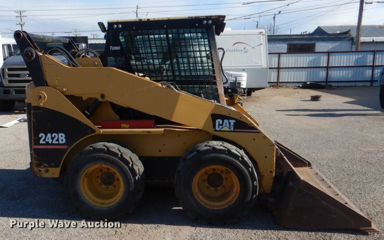 image for item JS9770 2005 Caterpillar 242B  skid steer loader