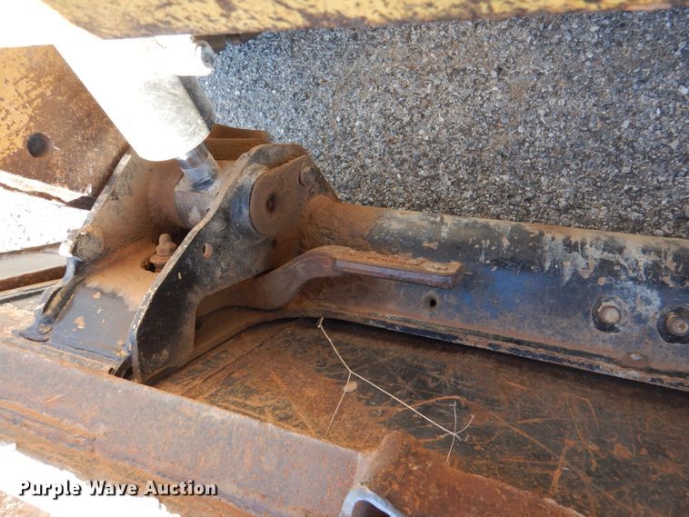 image for item JS9770 2005 Caterpillar 242B  skid steer loader