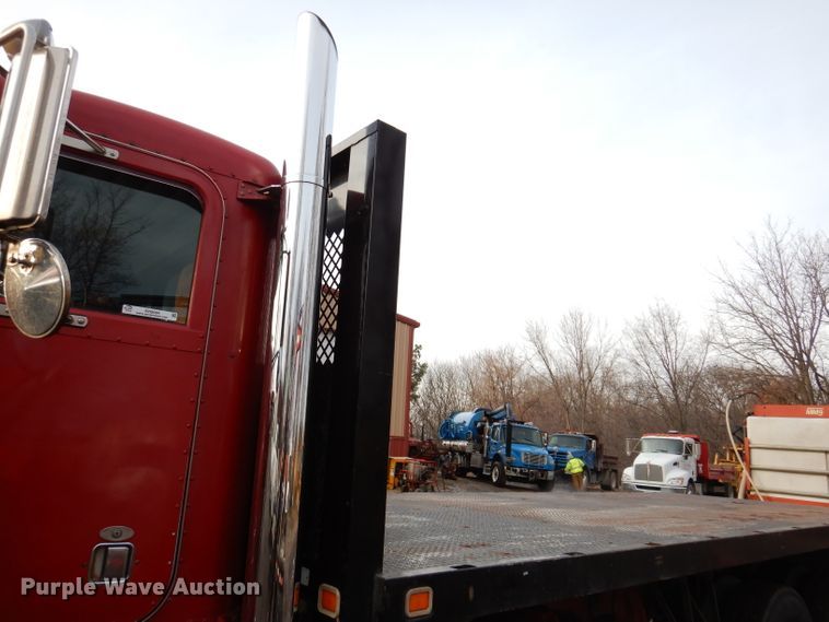 image for item KH9094 1995 Peterbilt 379  flatbed truck