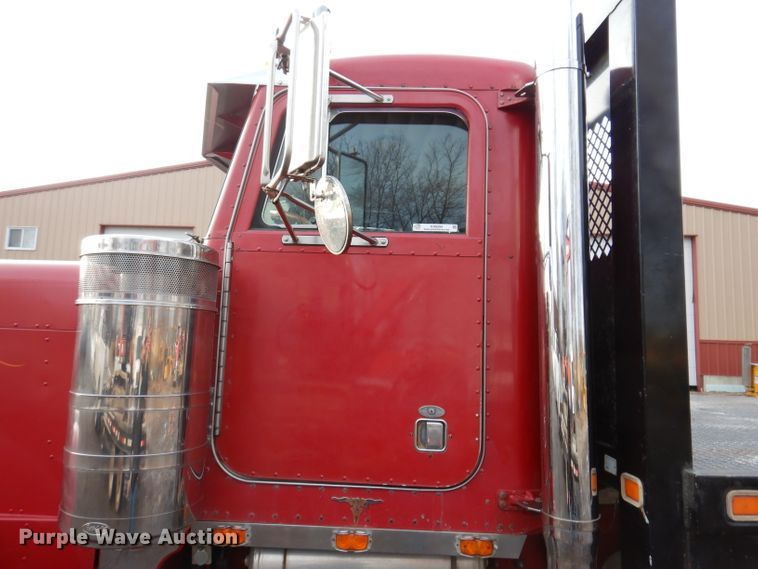 image for item KH9094 1995 Peterbilt 379  flatbed truck