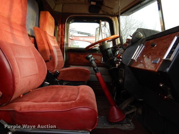 image for item KH9094 1995 Peterbilt 379  flatbed truck