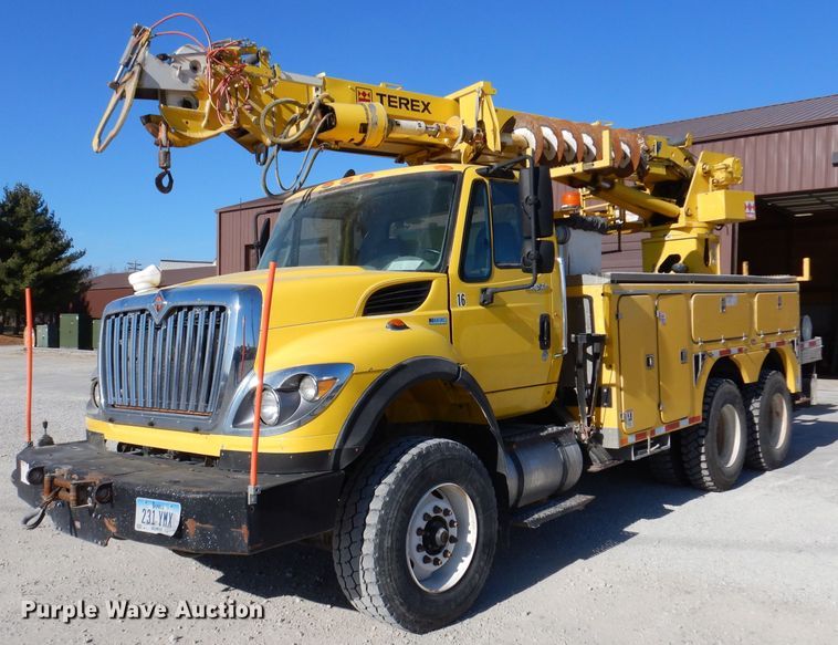image for item KH9108 2011 International 7500  digger derrick truck
