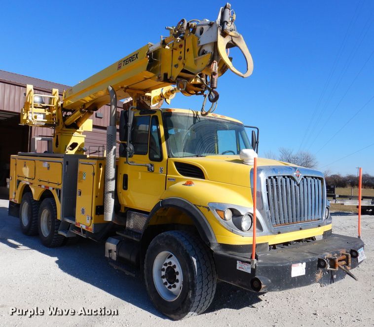 image for item KH9108 2011 International 7500  digger derrick truck