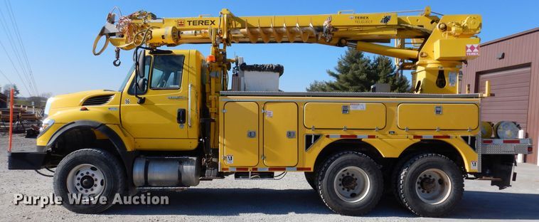 image for item KH9108 2011 International 7500  digger derrick truck