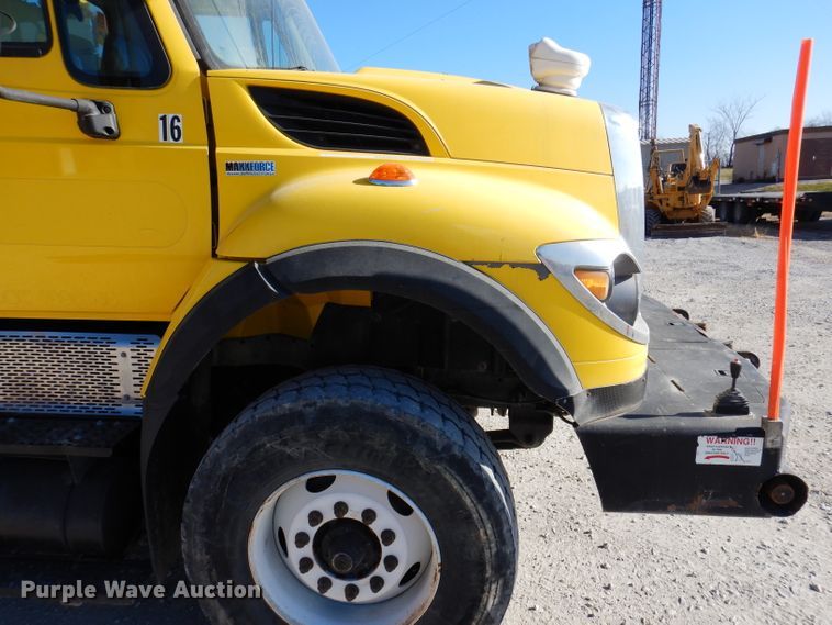 image for item KH9108 2011 International 7500  digger derrick truck