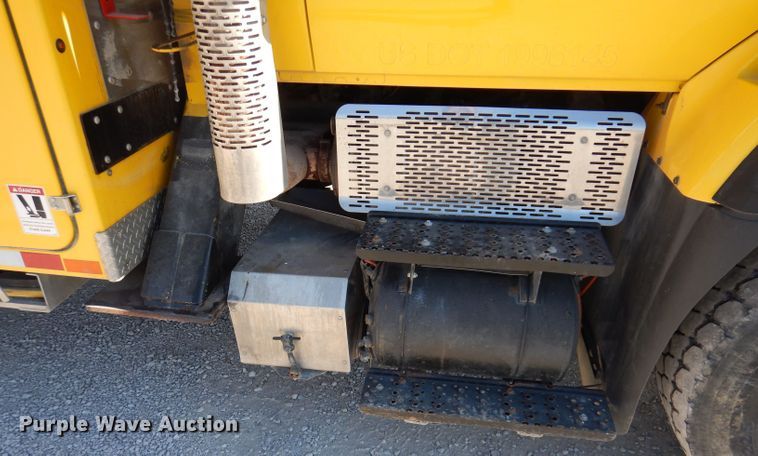 image for item KH9108 2011 International 7500  digger derrick truck