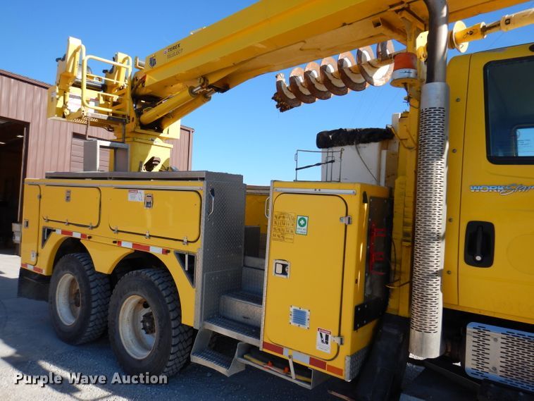 image for item KH9108 2011 International 7500  digger derrick truck