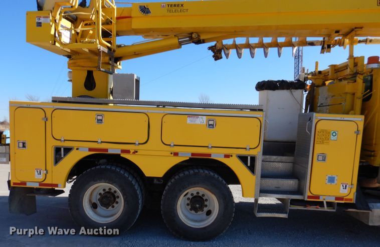 image for item KH9108 2011 International 7500  digger derrick truck