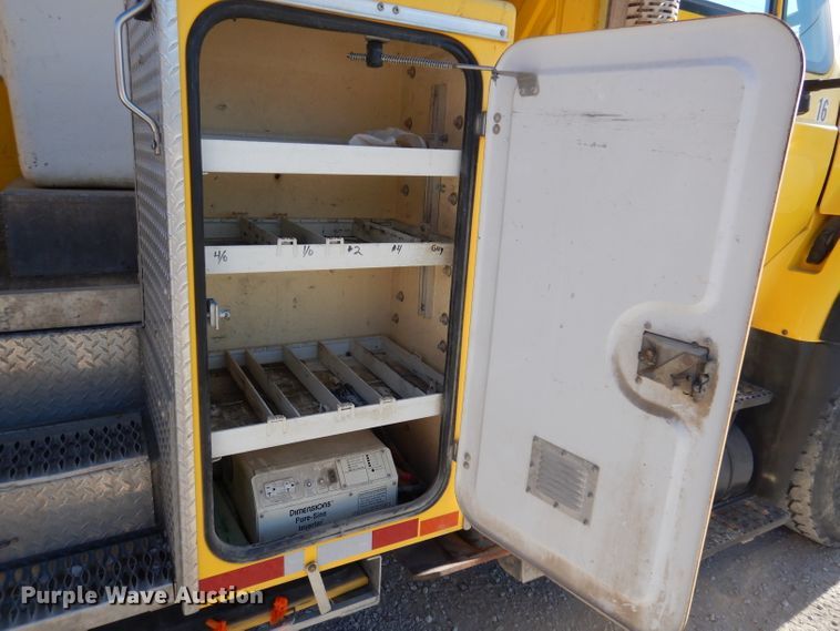 image for item KH9108 2011 International 7500  digger derrick truck