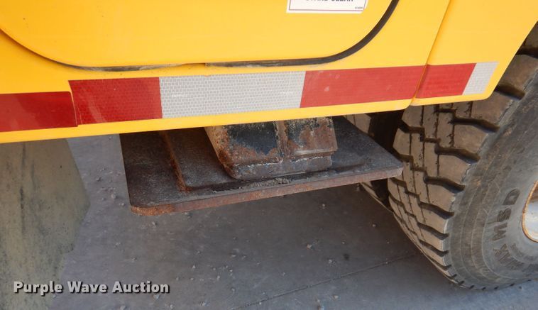 image for item KH9108 2011 International 7500  digger derrick truck