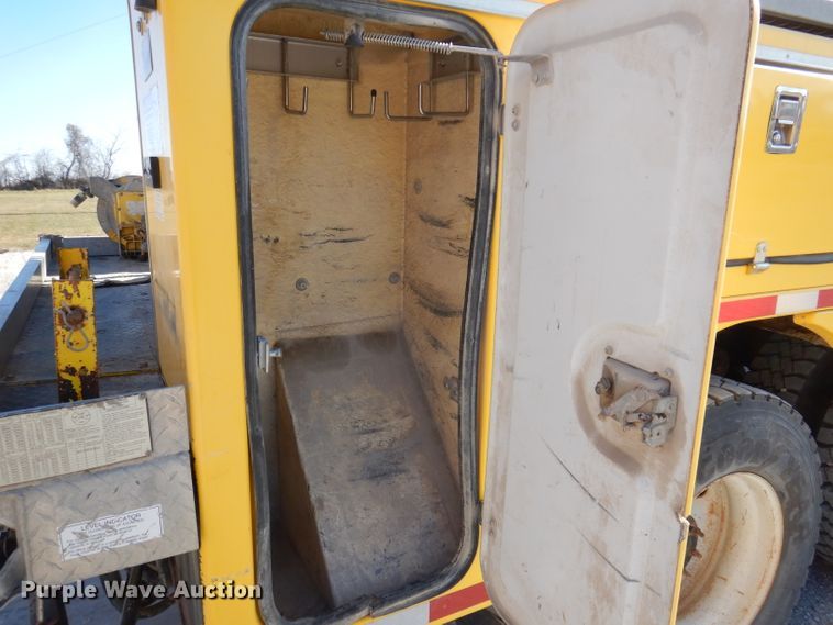 image for item KH9108 2011 International 7500  digger derrick truck