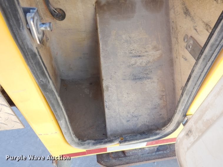 image for item KH9108 2011 International 7500  digger derrick truck