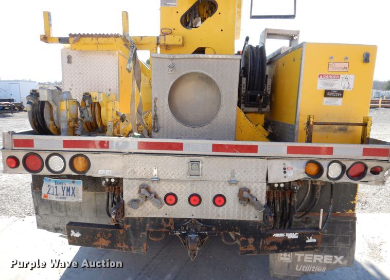 image for item KH9108 2011 International 7500  digger derrick truck