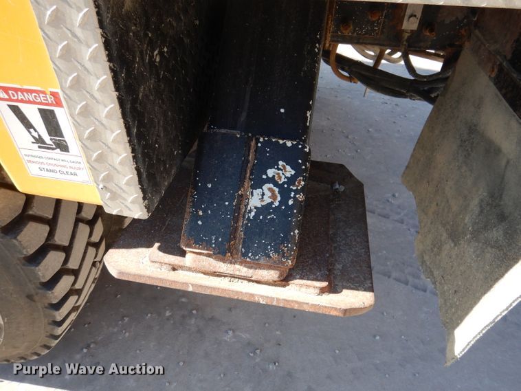 image for item KH9108 2011 International 7500  digger derrick truck