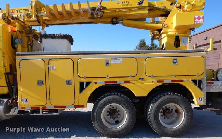 image for item KH9108 2011 International 7500  digger derrick truck