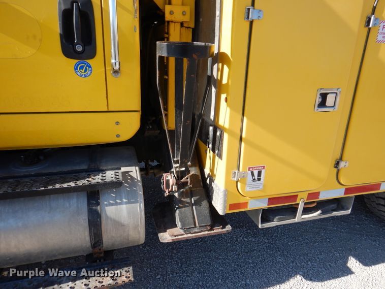 image for item KH9108 2011 International 7500  digger derrick truck