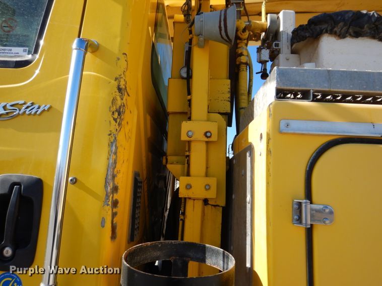 image for item KH9108 2011 International 7500  digger derrick truck