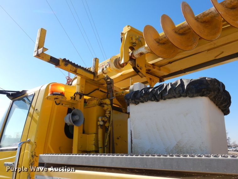 image for item KH9108 2011 International 7500  digger derrick truck