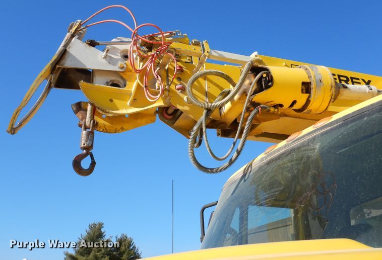 image for item KH9108 2011 International 7500  digger derrick truck