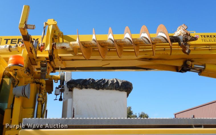 image for item KH9108 2011 International 7500  digger derrick truck