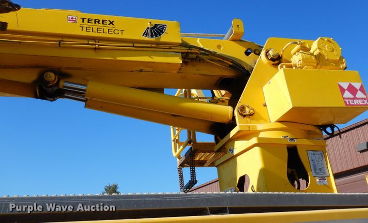 image for item KH9108 2011 International 7500  digger derrick truck