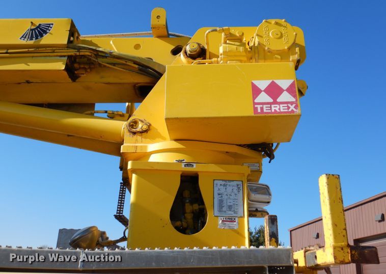 image for item KH9108 2011 International 7500  digger derrick truck