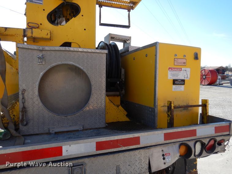 image for item KH9108 2011 International 7500  digger derrick truck