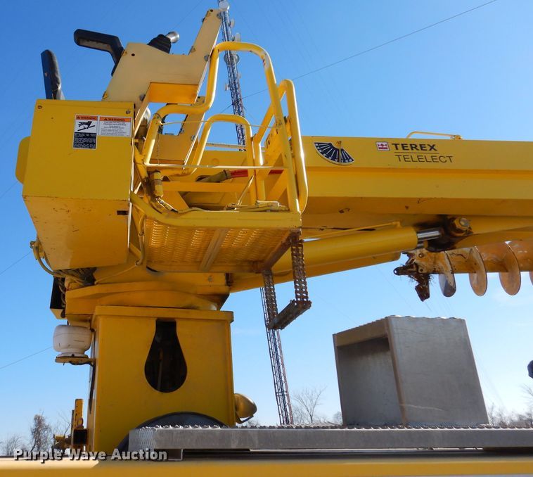 image for item KH9108 2011 International 7500  digger derrick truck