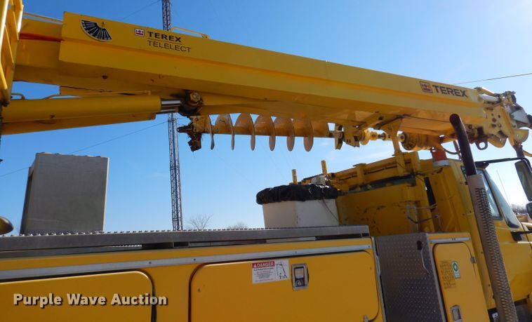 image for item KH9108 2011 International 7500  digger derrick truck