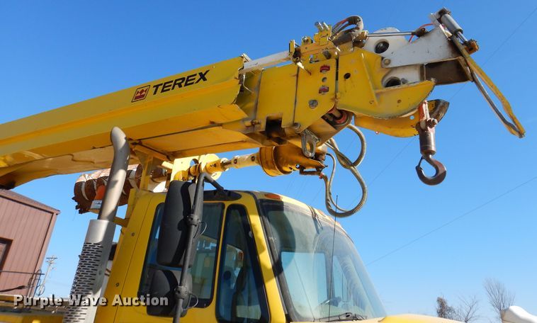 image for item KH9108 2011 International 7500  digger derrick truck