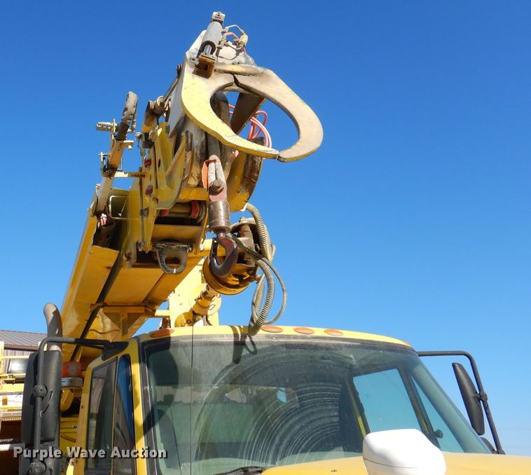 image for item KH9108 2011 International 7500  digger derrick truck