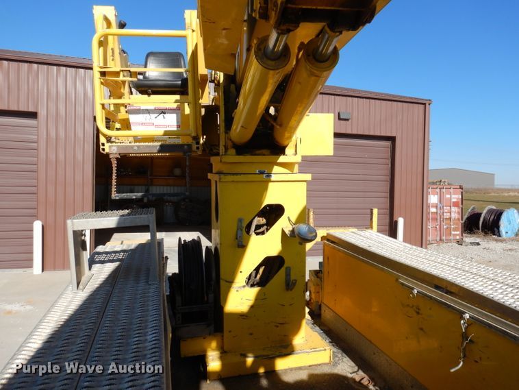 image for item KH9108 2011 International 7500  digger derrick truck