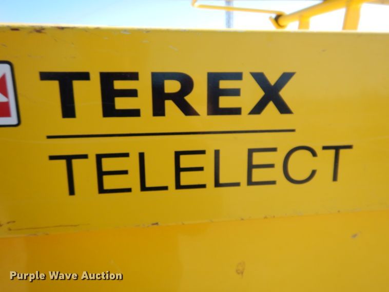 image for item KH9108 2011 International 7500  digger derrick truck