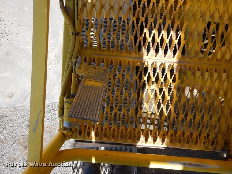 image for item KH9108 2011 International 7500  digger derrick truck