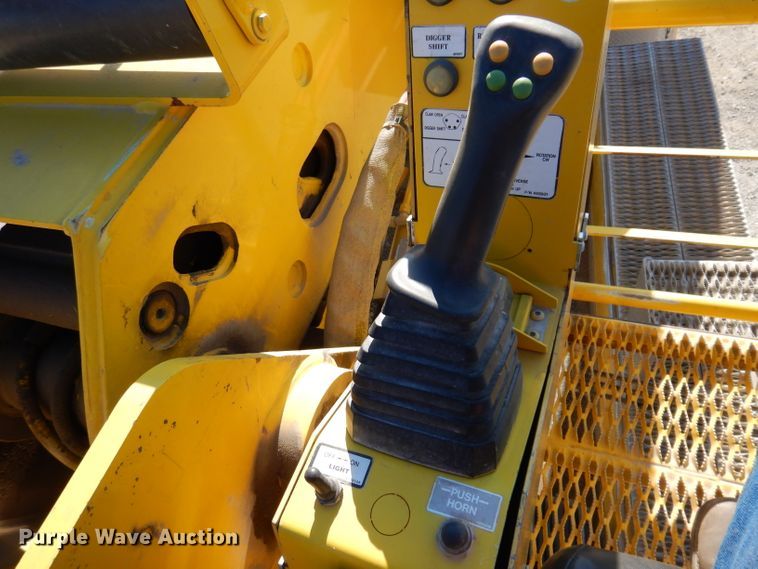 image for item KH9108 2011 International 7500  digger derrick truck