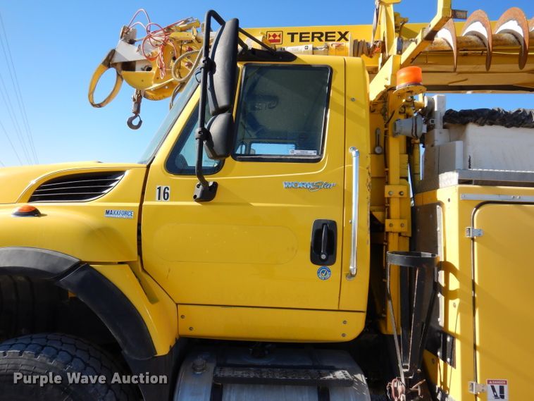 image for item KH9108 2011 International 7500  digger derrick truck