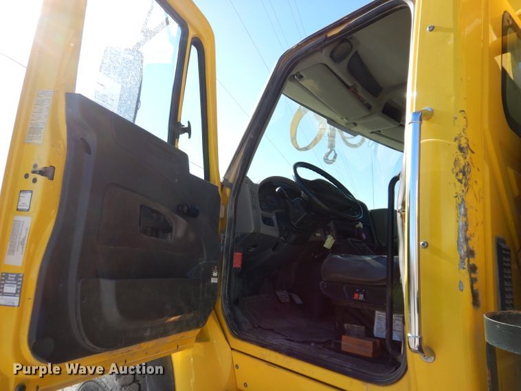 image for item KH9108 2011 International 7500  digger derrick truck