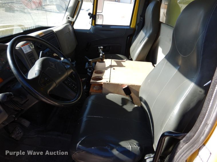 image for item KH9108 2011 International 7500  digger derrick truck