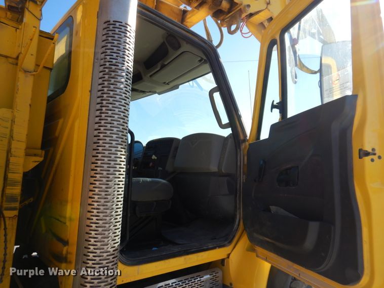 image for item KH9108 2011 International 7500  digger derrick truck