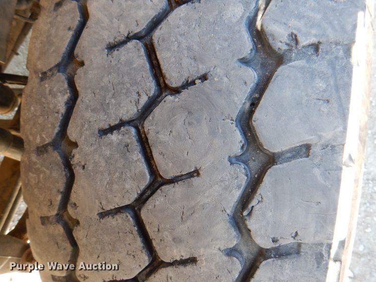 image for item KH9108 2011 International 7500  digger derrick truck