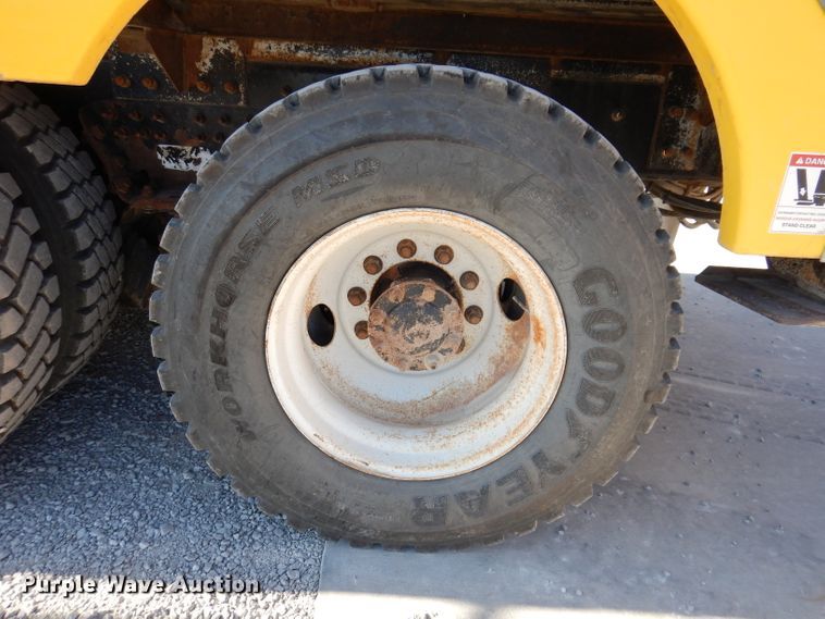 image for item KH9108 2011 International 7500  digger derrick truck