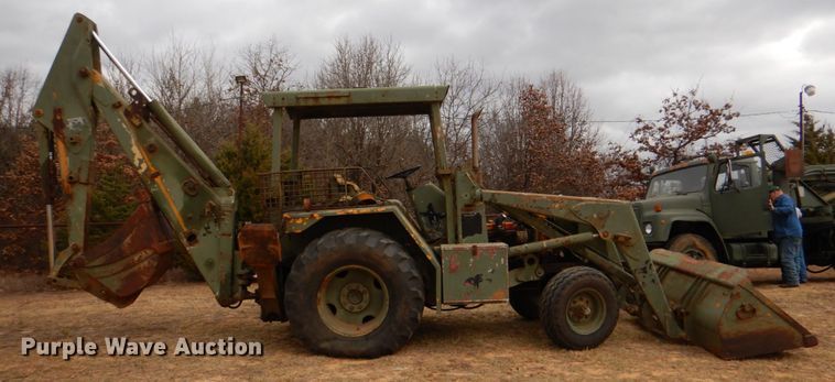 image for item KQ9611 1976 John Deere 410  backhoe