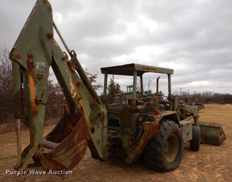 image for item KQ9611 1976 John Deere 410  backhoe