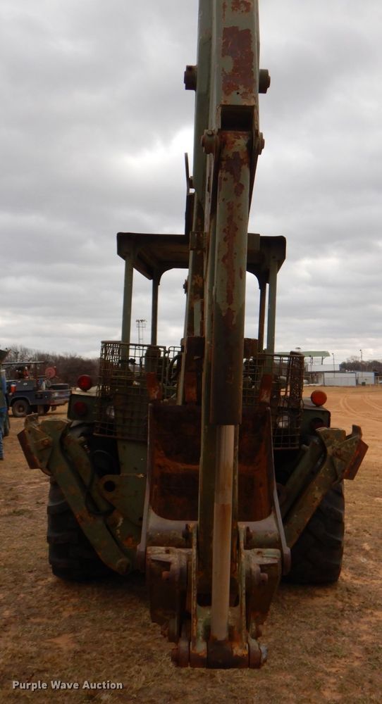 image for item KQ9611 1976 John Deere 410  backhoe