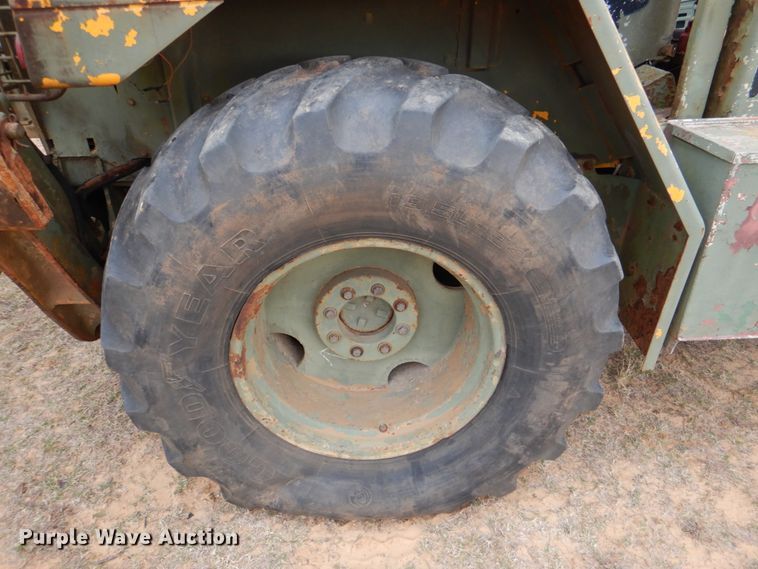 image for item KQ9611 1976 John Deere 410  backhoe